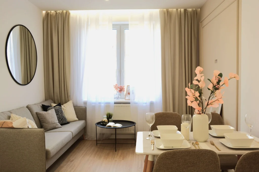 Nowoczesny salon w naturalnych kolorach