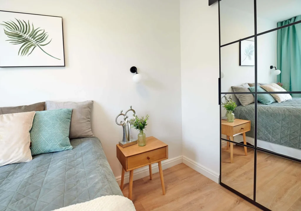 Nowoczesny sypialnia z garderobą w odcieniach zieleni