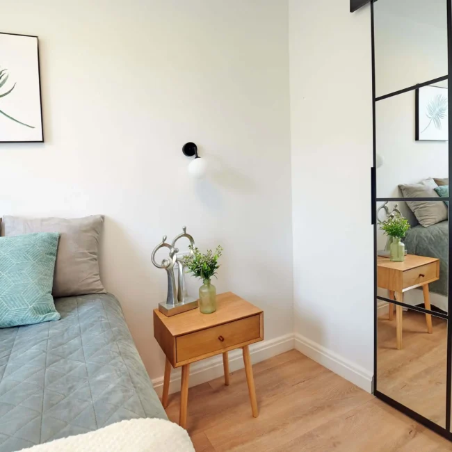 Nowoczesny sypialnia z garderobą w odcieniach zieleni