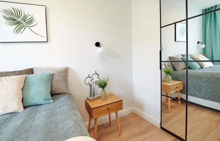 Nowoczesny sypialnia z garderobą w odcieniach zieleni